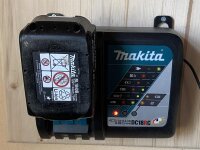 Halter für Makita Ladegerät DC18RD DC18RC Wandhalter Universal Ladegerätehalterung